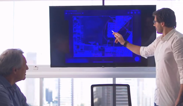 O candidato Tiago Amaral aponta para uma tela com projeto urbanístico durante reunião. A cena integra o plano de governo Tiago Amaral, destacando o compromisso com planejamento e propostas estruturadas para Londrina.