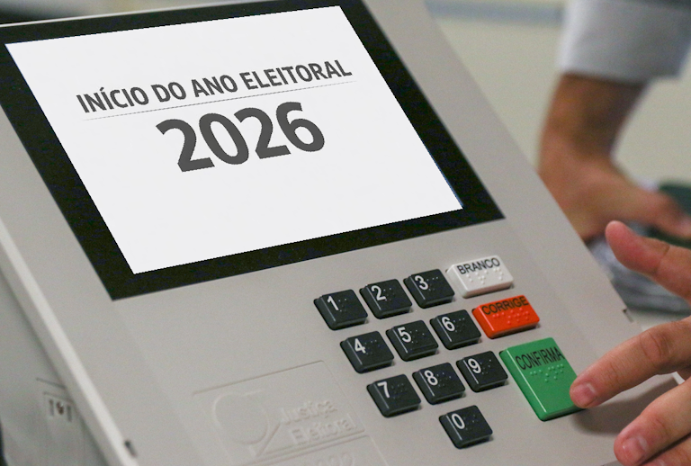 Tela da urna eletrônica exibindo a mensagem “Início do ano eleitoral 2026”, destacando visualmente o começo do ano eleitoral no Brasil.