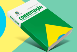 Livro da Constituição de 1988 em destaque, representando os direitos sociais que servem de base para a elaboração de um plano de governo no Brasil.